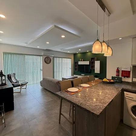 Modern 2/1 Bedroom In #5 *