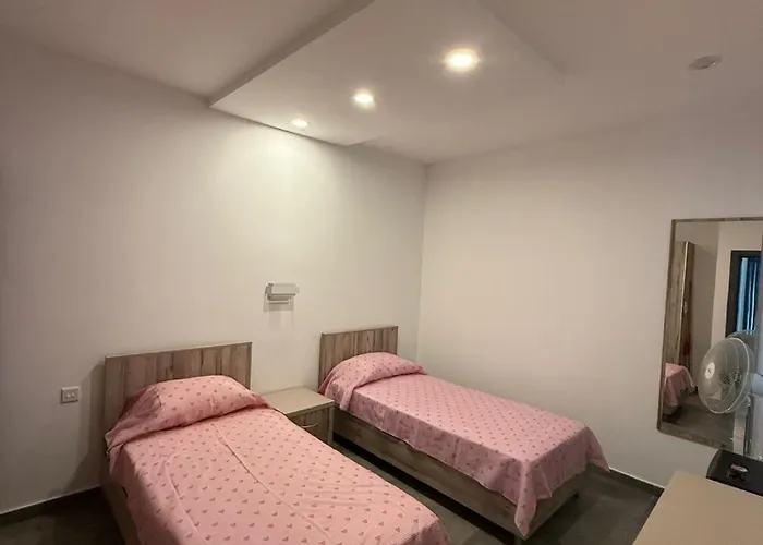 Modern 2/1 Bedroom In #5 *